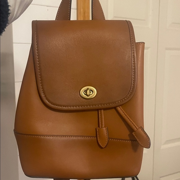 COACH Originals Glovetanned Leather Turnlock Backpack - Picture 4 of 8